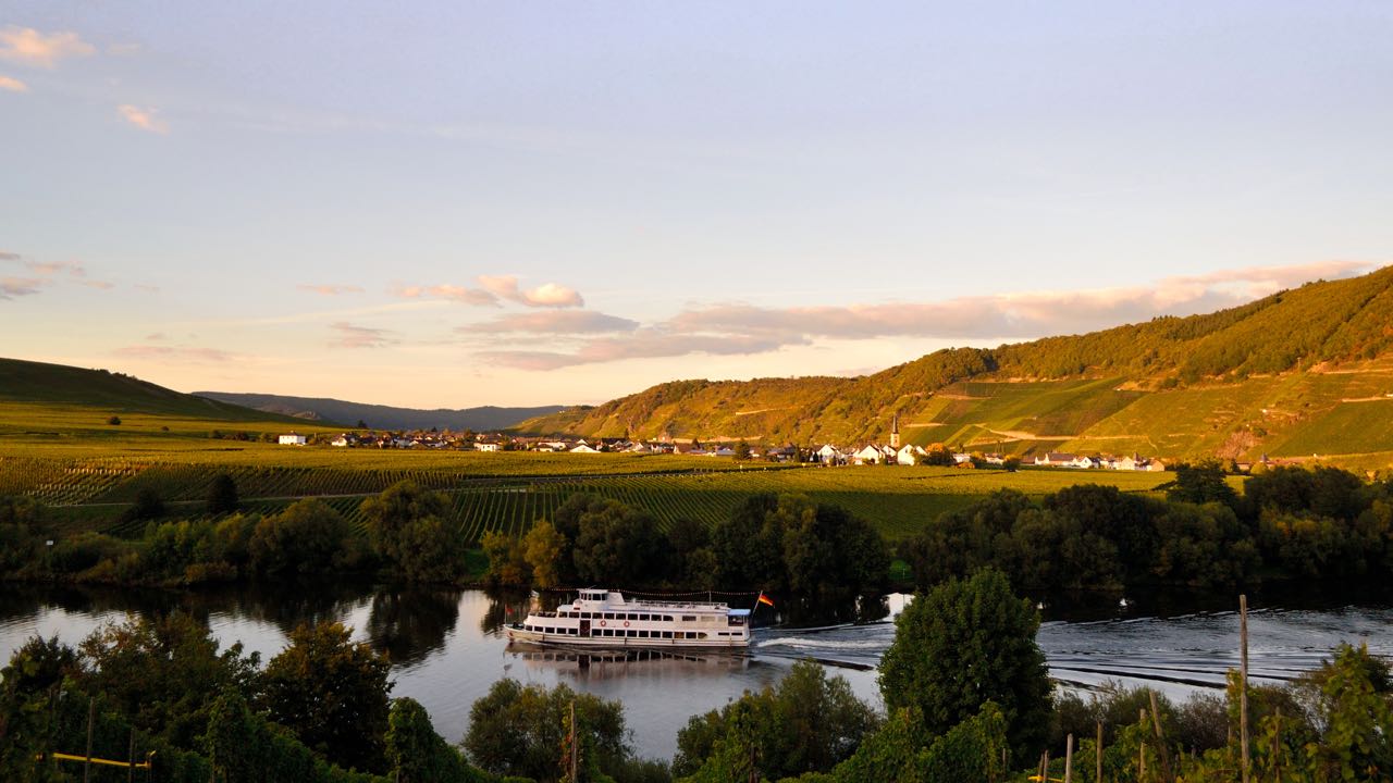 Moselromantik mit Dampfer bei Leiwen